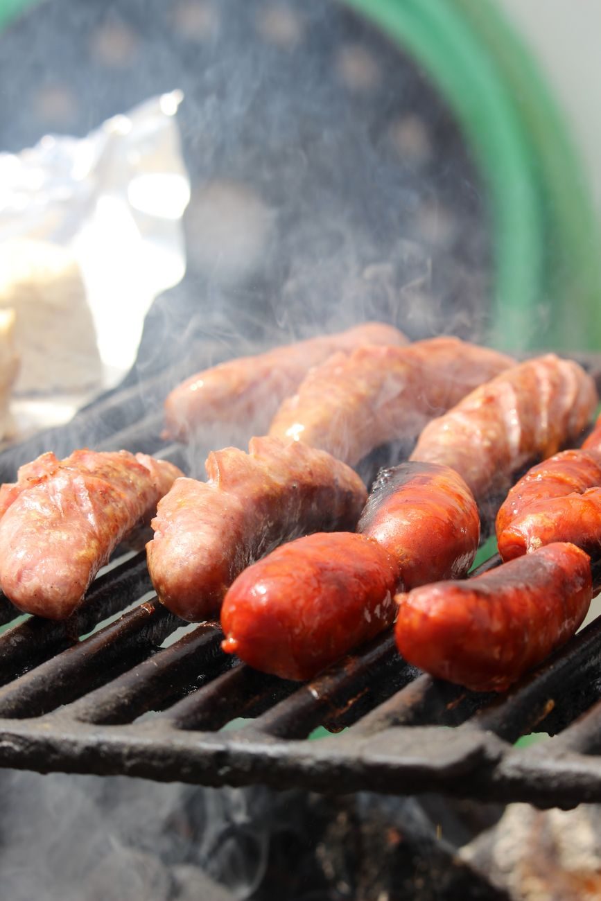 Aufgeschnittene Wurst auf einem Teller, eine der größten Salzquellen im deutschen Alltag