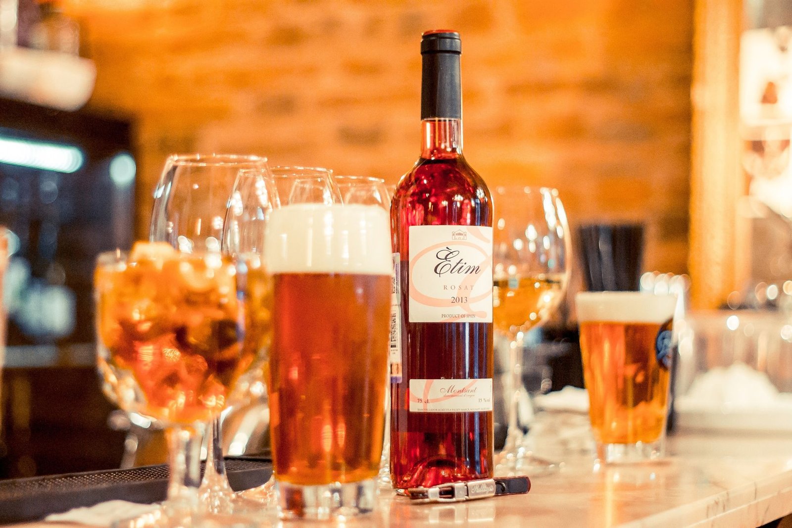 Bier und Wein, deren Abbauprodukt Essigsäure über Schweiß und Atem ausgeschieden wird