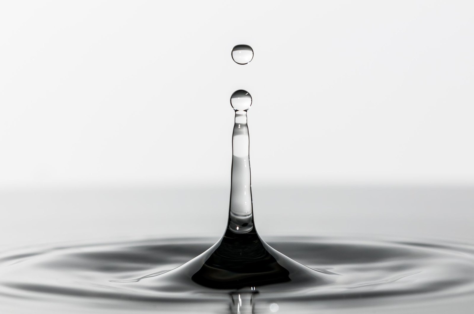 Illustration eines Wassertropfens, sinnbildlich für Feuchtigkeit im Gehörgang nach dem Schwimmen