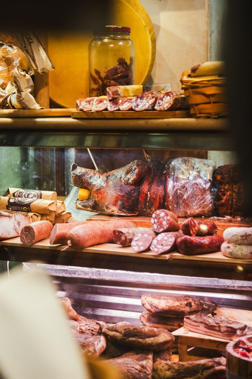 Charcuterie tranchée dans une assiette, l'une des principales sources de sel dans l'alimentation en France