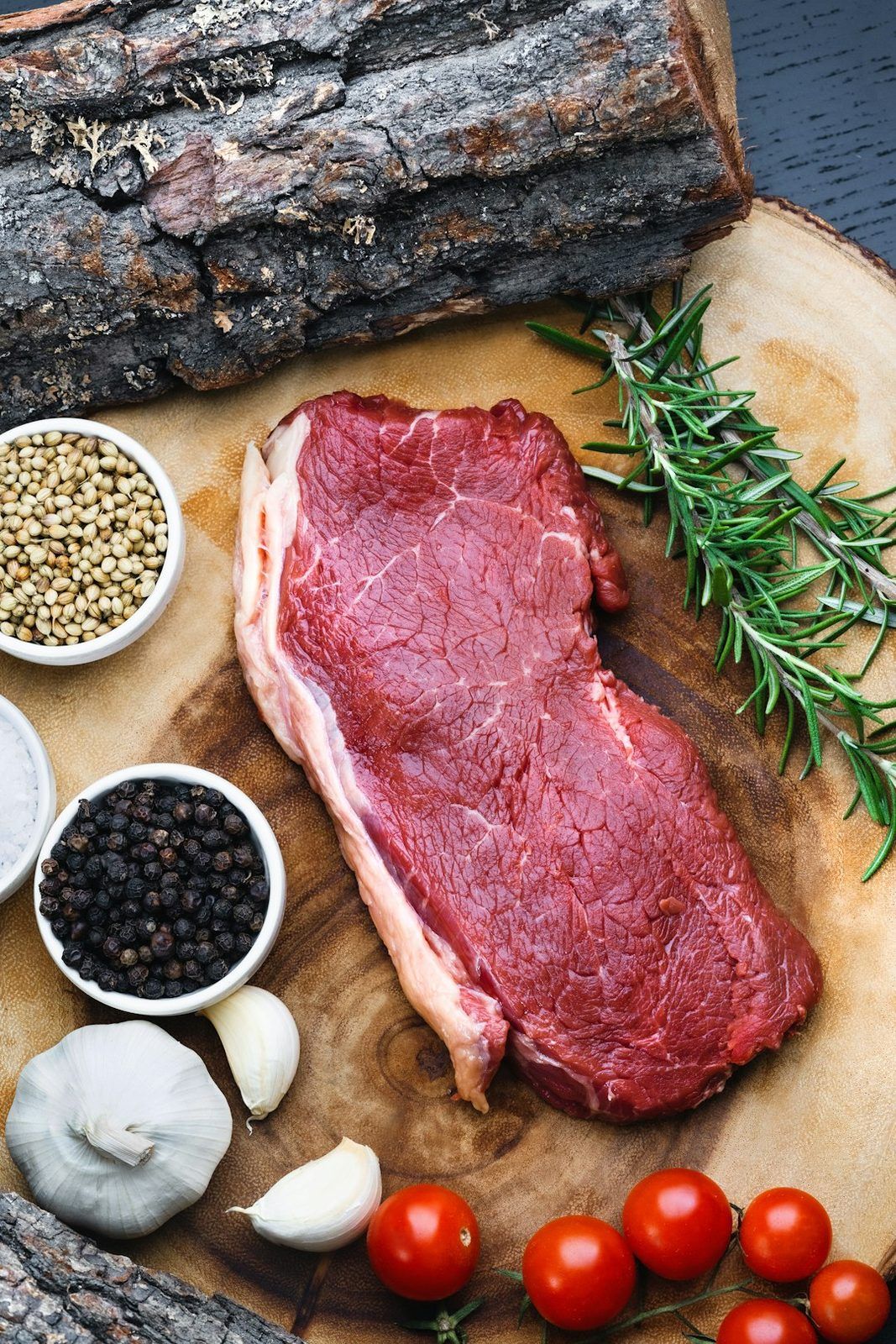 Carne rossa cruda, che richiede più tempo per essere digerita rispetto a pesce o pollame