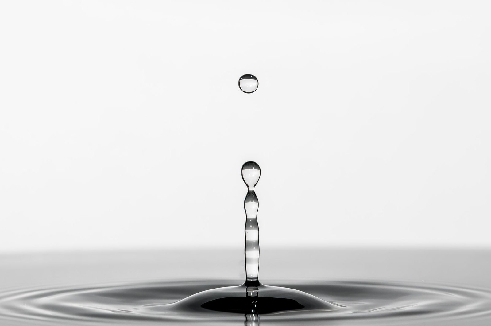 Illustrazione di una goccia d'acqua, che rappresenta l'umidita intrappolata nel condotto uditivo dopo il nuoto