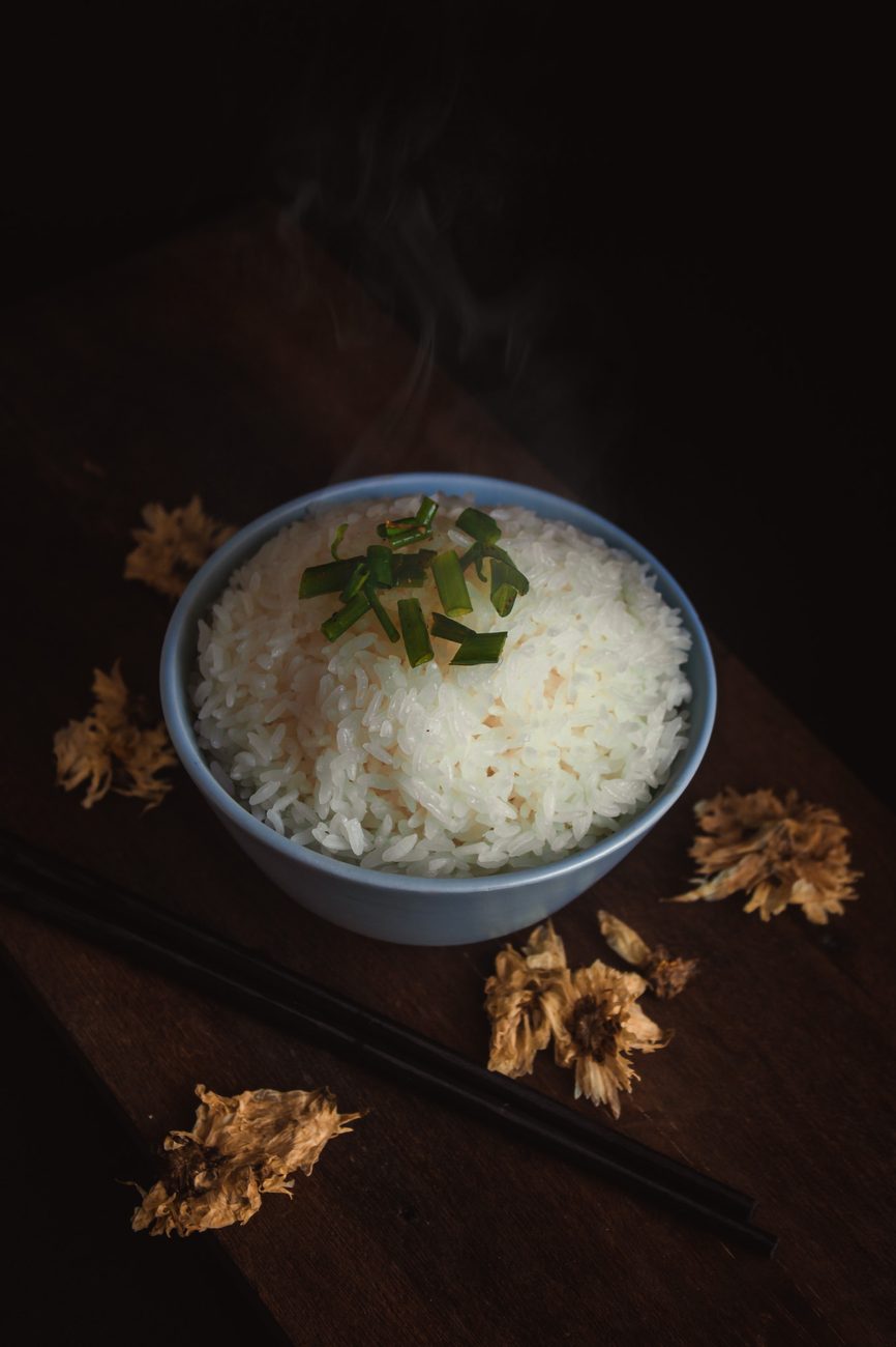 茶碗に盛られた白米。GI値が高く、急激なインスリン分泌を通じて肝臓の脂肪合成を促しやすい