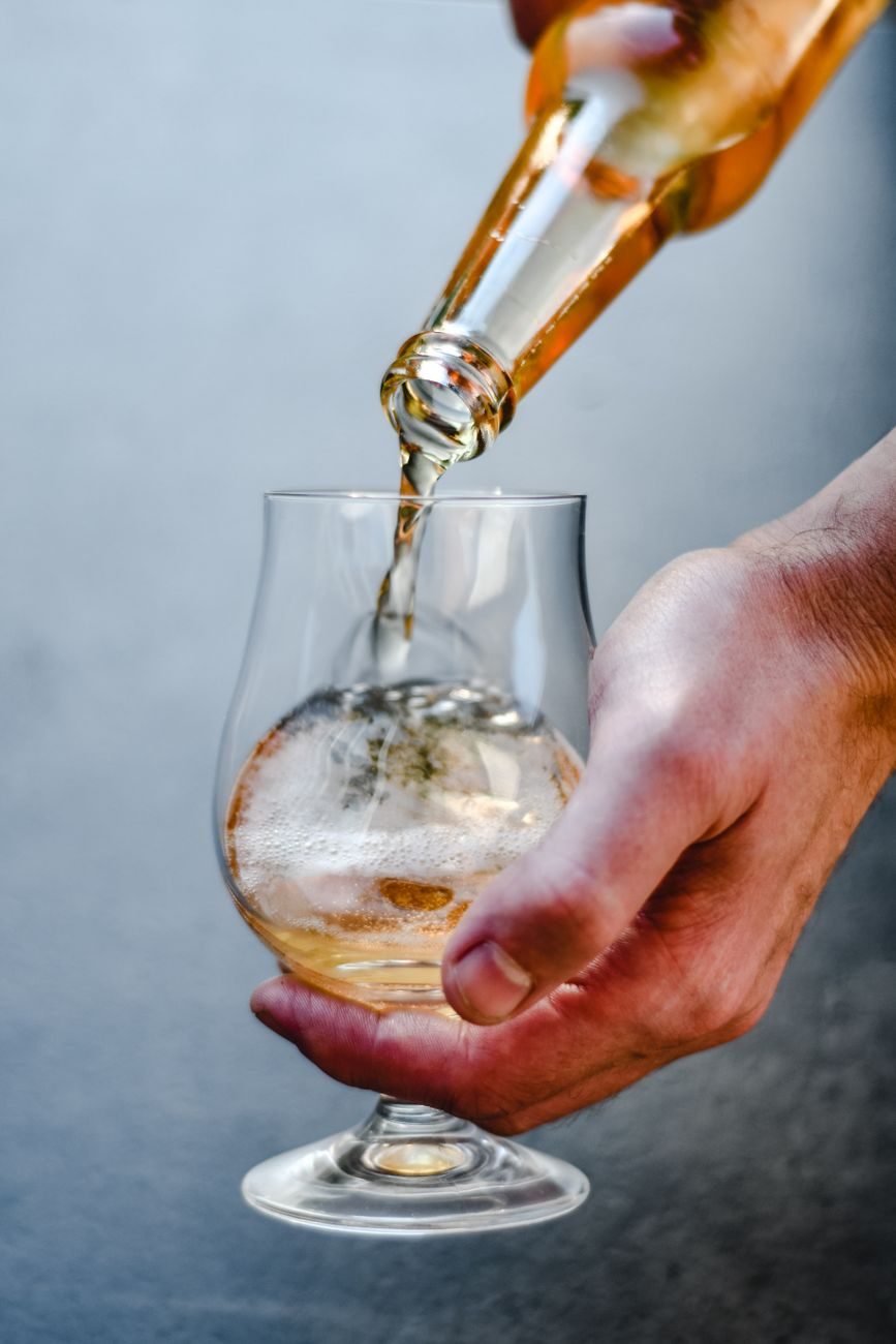 グラスに注がれたビール、内耳の血流を乱し耳鳴りを強くすることがあるお酒