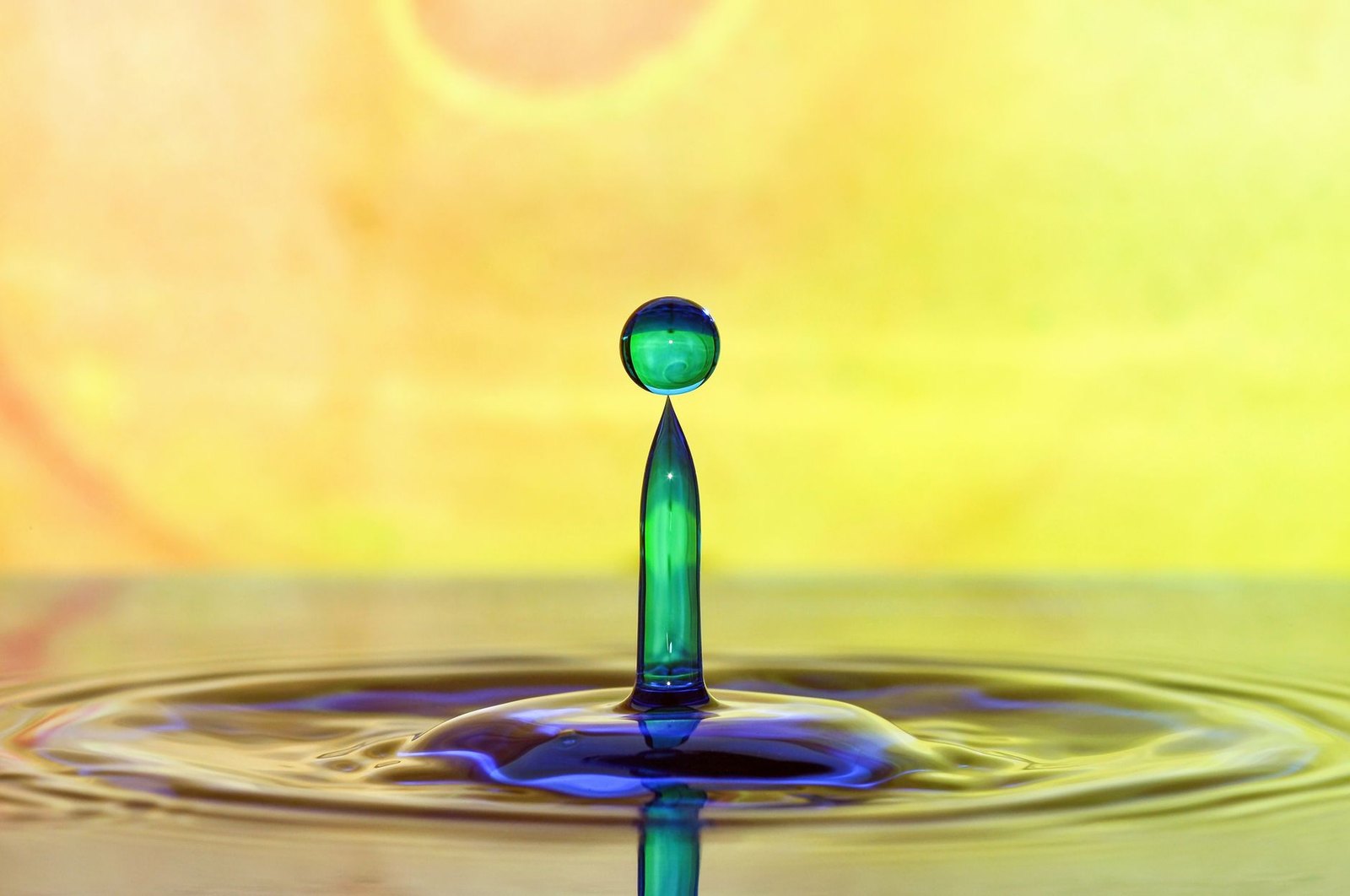耳の中に残った水分をイメージした水滴のイラスト