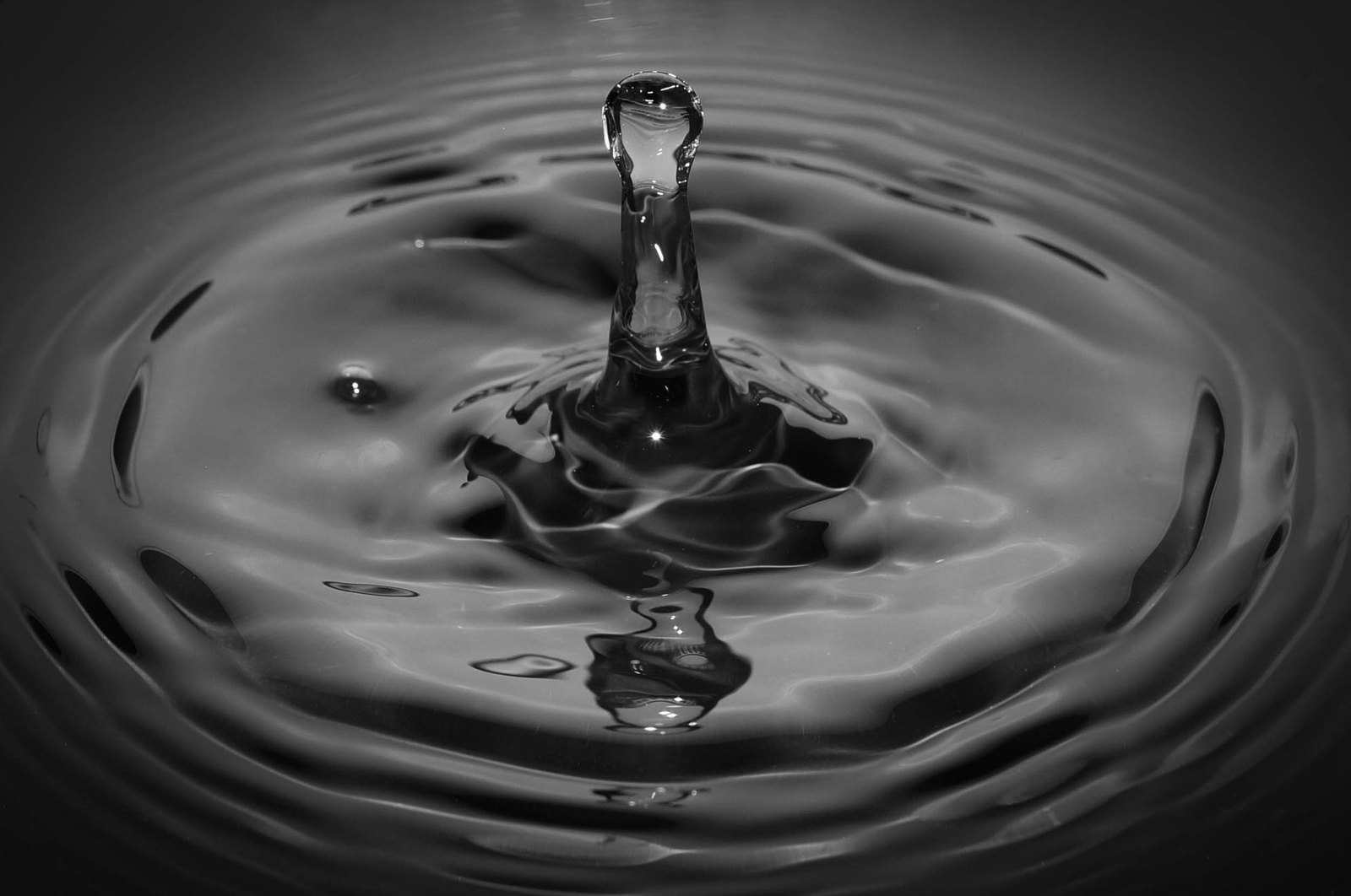 Illustratie van een waterdruppel, als symbool voor vocht dat na het zwemmen in de gehoorgang blijft zitten