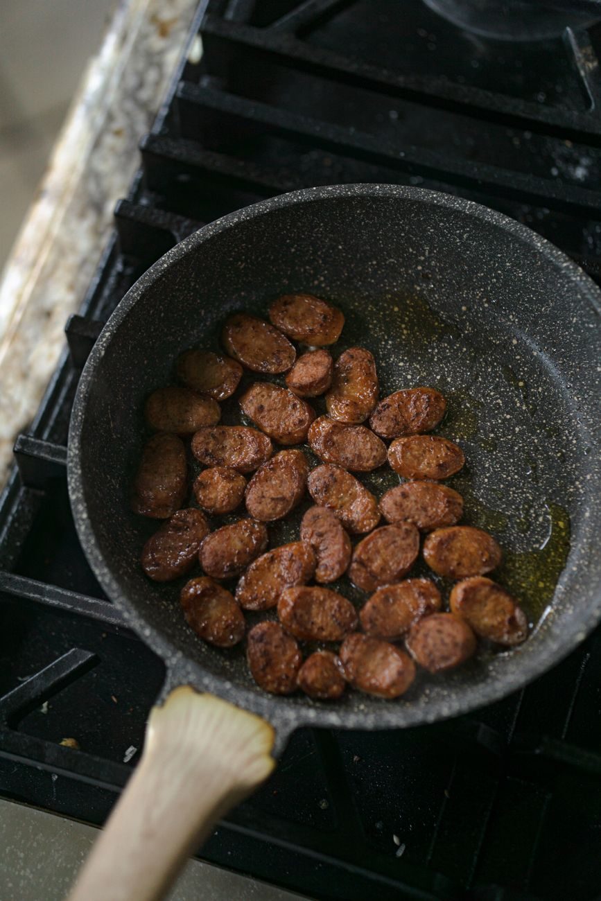 Korv som steks i en stekpanna, en charkprodukt som kopplas till förhöjda CRP-värden och låggradig inflammation